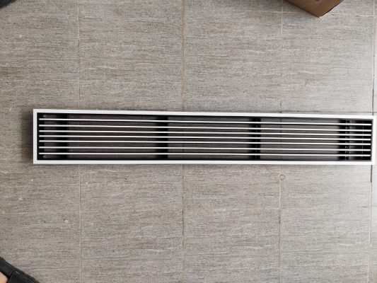 Cửa gió nhựa ABS nan thẳng phối màu đen trắng KT 1000x150mm